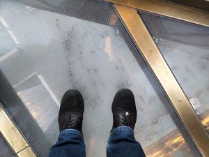 第一展望台のガラスの床