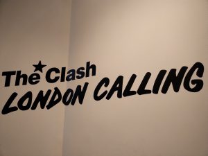 『London Calling』展入り口ロゴ